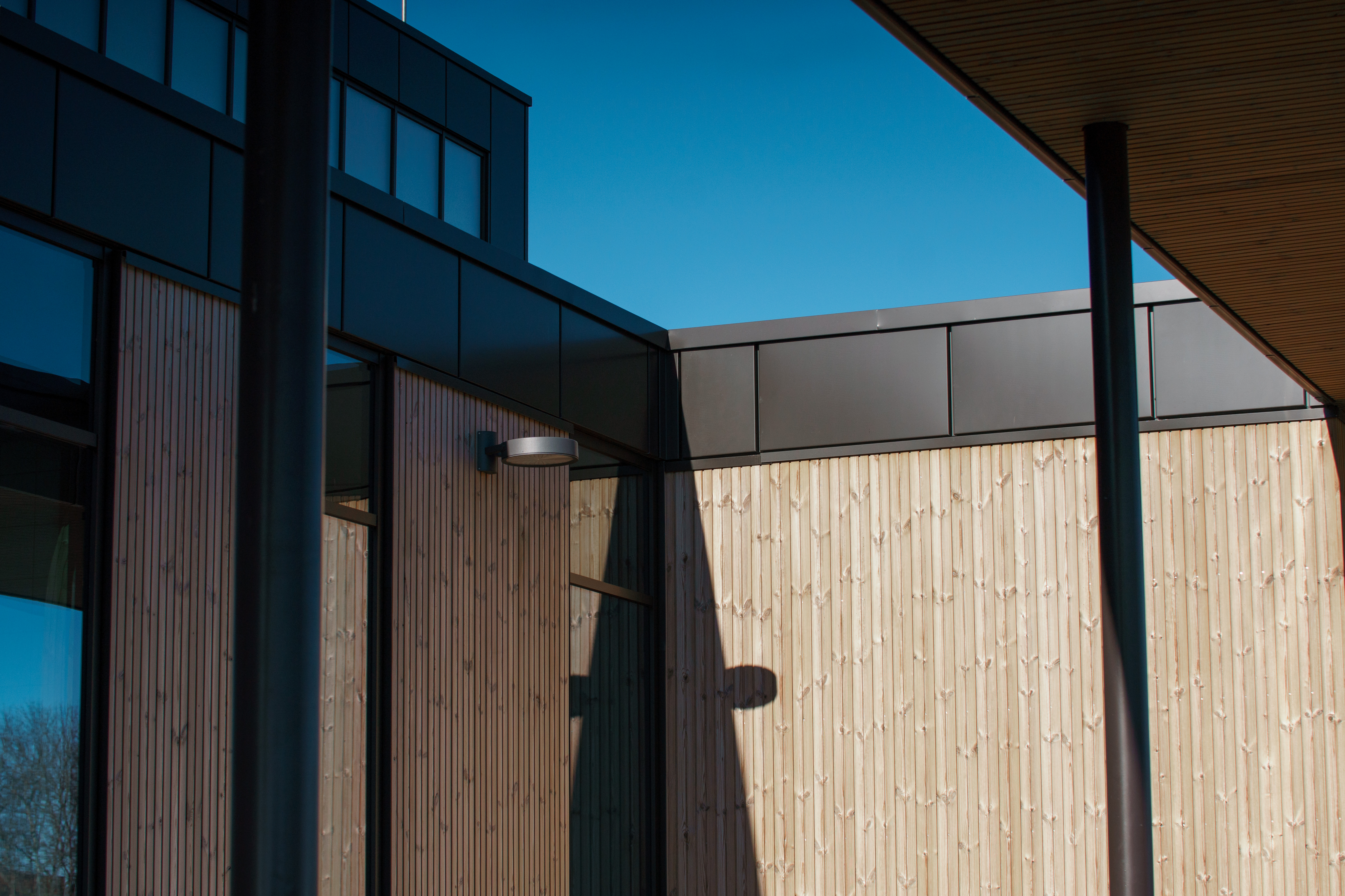 Detaljer på facaden af næstved Svømmehal