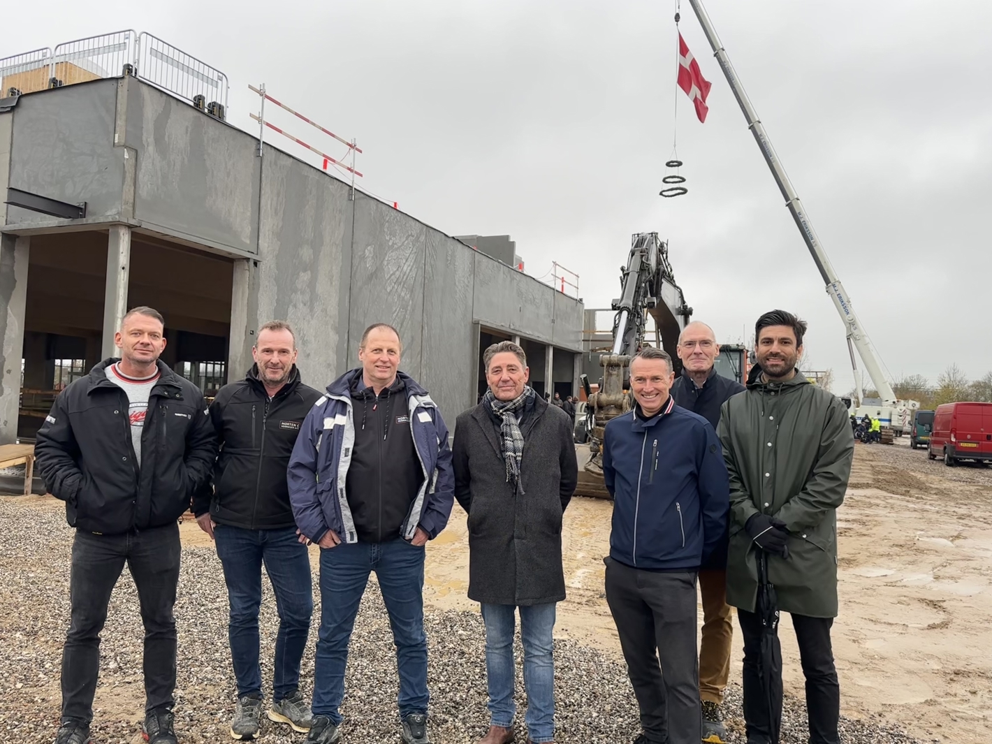 Fra venstre ses: Kim Hjorth Richter, projektleder Næstved Kommune; Bo Vincentsen Saaek, projektchef for EMCH; Jens Dentov, afdelingschef i produktionen hos EMCH; Hans-Erik Jensen, administrerende direktør for totalentreprenør Morten C. Henriksen (EMCH); Carsten Rasmussen, borgmester Næstved Kommune; Kim Christoffersen Dawartz, chef for Center for Kultur og Borgerservice; Andreas Pourkamali, formand for Kultur og Idrætsudvalget.