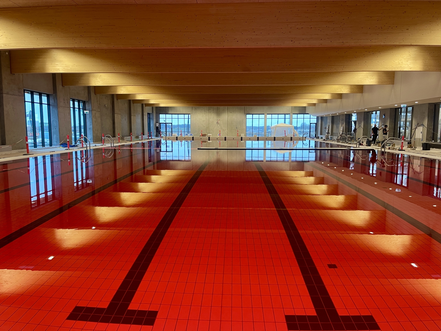 Vandet i 50 meter bassinet er farvet rødt af kirsebærfarve. 